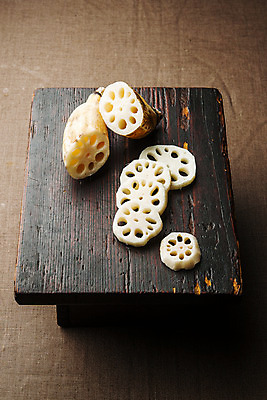 포토 JPG 채소 단면 실내 사람없음 특산물 슬라이스 연근 대구광역시 갈색배경 반야월 국내포토 백그라운드 내부 갈색 대구_한국 파일형식