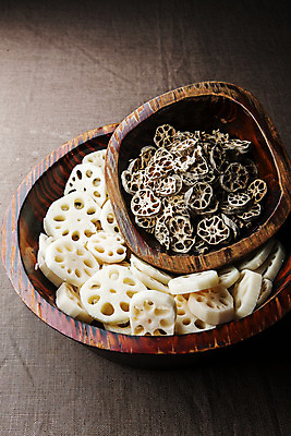 포토 JPG 채소 단면 건조 실내 사람없음 담기 특산물 슬라이스 연근 나무그릇 대구광역시 갈색배경 반야월 국내포토 그릇 백그라운드 모션 내부 목재 갈색 대구_한국 파일형식