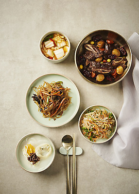 포토 JPG 스튜디오촬영 명절 한식 음식 회색배경 수저 실내 사람없음 하이앵글 보자기 떡국 물김치 명절음식 갈비찜 나물무침 떡만두국 잡채 플랫레이 국내포토 전통 식기 기념일 뷰포인트 백그라운드 김치 내부 회색 전통음식 플랫 찜 갈비 무침 만두국 파일형식 천_직물