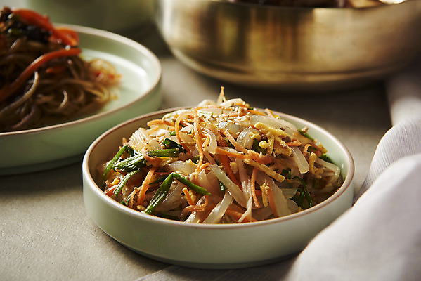 포토 JPG 스튜디오촬영 명절 한식 음식 회색배경 실내 근접촬영 사람없음 추석 명절음식 나물무침 잡채 국내포토 전통 기념일 뷰포인트 백그라운드 내부 회색 무침 파일형식