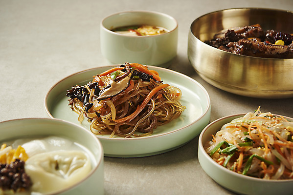 포토 JPG 스튜디오촬영 명절 한식 음식 회색배경 실내 근접촬영 사람없음 물김치 명절음식 나물무침 떡만두국 잡채 국내포토 전통 기념일 뷰포인트 백그라운드 김치 내부 회색 무침 만두국 파일형식