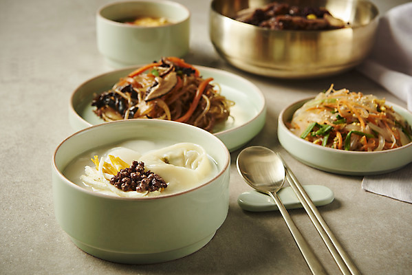 포토 JPG 스튜디오촬영 명절 한식 음식 회색배경 수저 실내 사람없음 명절음식 나물무침 떡만두국 잡채 국내포토 전통 식기 기념일 백그라운드 내부 회색 무침 만두국 파일형식