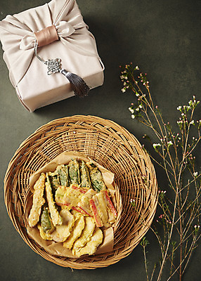 포토 JPG 스튜디오촬영 명절 한식 음식 검은배경 실내 사람없음 하이앵글 바구니 추석 나뭇가지 보자기 명절음식 모듬전 플랫레이 명절선물 국내포토 나무 전통 기념일 뷰포인트 백그라운드 선물 내부 검은색 플랫 전 파일형식 천_직물