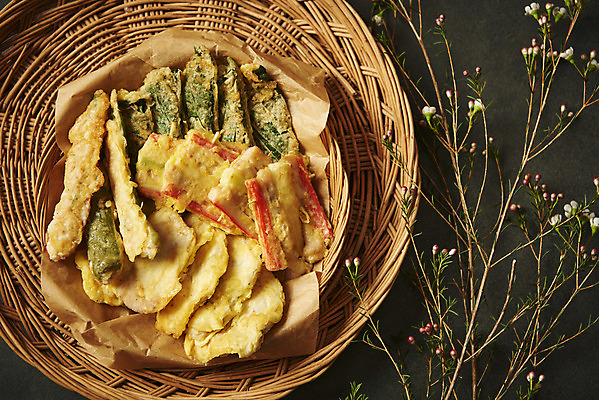 포토 JPG 스튜디오촬영 명절 한식 음식 검은배경 실내 사람없음 하이앵글 추석 나뭇가지 명절음식 모듬전 국내포토 나무 전통 기념일 뷰포인트 백그라운드 내부 검은색 전 파일형식