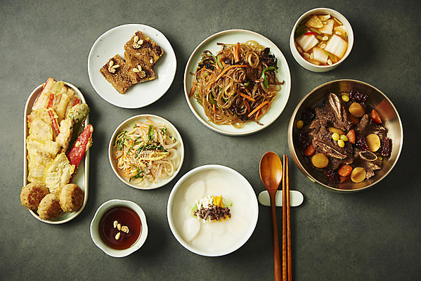 포토 JPG 스튜디오촬영 명절 한식 음식 검은배경 수저 실내 사람없음 하이앵글 떡국 물김치 명절음식 갈비찜 나물무침 모듬전 수정과 약밥 약식 잡채 플랫레이 국내포토 전통 식기 기념일 음료 뷰포인트 백그라운드 밥 김치 내부 검은색 전통음식 플랫 전통차 전 찜 갈비 무침 파일형식
