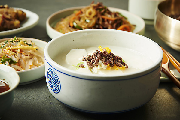 포토 JPG 스튜디오촬영 명절 한식 음식 수저 실내 근접촬영 사람없음 전 떡국 명절음식 잡채 국내포토 전통 식기 기념일 뷰포인트 내부 전통음식 파일형식