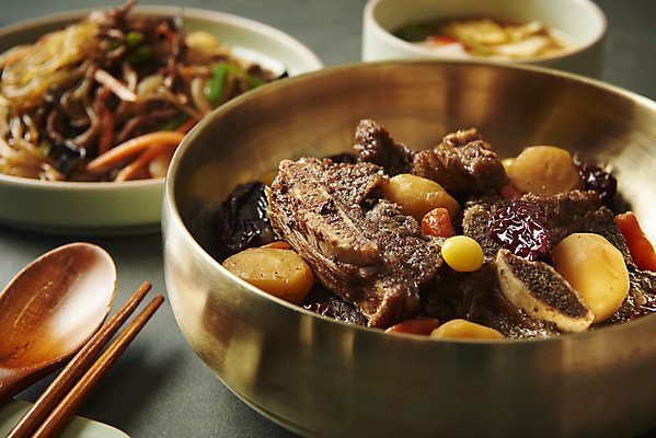 포토 JPG 스튜디오촬영 명절 한식 음식 수저 실내 근접촬영 사람없음 추석 물김치 명절음식 갈비찜 잡채 국내포토 전통 식기 기념일 뷰포인트 김치 내부 찜 갈비 파일형식