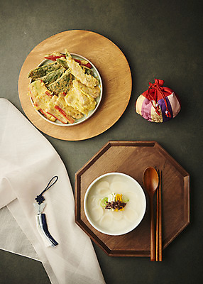 포토 JPG 스튜디오촬영 명절 한식 음식 검은배경 복주머니 수저 실내 사람없음 하이앵글 천 떡국 명절음식 모듬전 플랫레이 국내포토 전통 식기 기념일 뷰포인트 백그라운드 전통소품 내부 검은색 전통음식 직물 플랫 전 파일형식