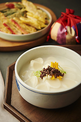 포토 JPG 스튜디오촬영 명절 한식 음식 검은배경 복주머니 실내 근접촬영 사람없음 떡국 명절음식 모듬전 국내포토 전통 기념일 뷰포인트 백그라운드 전통소품 내부 검은색 전통음식 전 파일형식