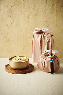 포토 JPG 스튜디오촬영 명절 한식 음식 실내 사람없음 보자기 노리개 명절음식 한지배경 떡만두국 명절선물 국내포토 전통 기념일 백그라운드 전통소품 선물 내부 만두국 파일형식 천_직물