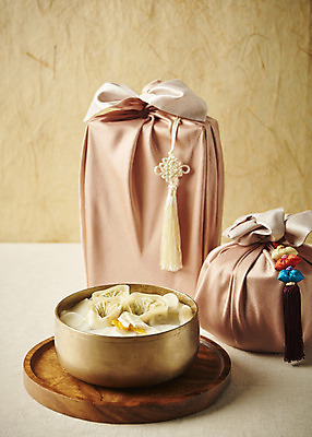 포토 JPG 스튜디오촬영 명절 한식 음식 실내 사람없음 보자기 노리개 명절음식 한지배경 떡만두국 명절선물 국내포토 전통 기념일 백그라운드 전통소품 선물 내부 만두국 파일형식 천_직물