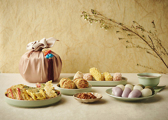 포토 JPG 스튜디오촬영 명절 한식 음식 실내 사람없음 추석 나뭇가지 보자기 차 송편 한과 명절음식 약과 다과 한지배경 모듬전 전통다과 명절선물 국내포토 나무 전통 기념일 음료 백그라운드 디저트 떡 선물 내부 전통음식 전 파일형식 천_직물