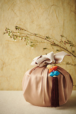 포토 JPG 스튜디오촬영 명절 실내 사람없음 나뭇가지 보자기 명절음식 한지배경 명절선물 국내포토 나무 전통 기념일 음식 백그라운드 선물 내부 파일형식 천_직물