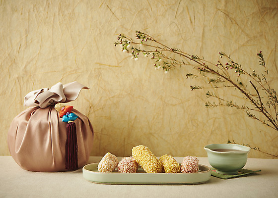 포토 JPG 스튜디오촬영 명절 한식 음식 실내 선물 사람없음 나뭇가지 보자기 한과 명절음식 다과 한지배경 전통다과 명절선물 국내포토 나무 전통 기념일 백그라운드 디저트 내부 전통음식 파일형식 천_직물