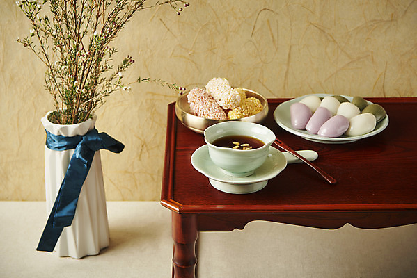 포토 JPG 스튜디오촬영 명절 한식 음식 실내 사람없음 꽃병 나뭇가지 송편 명절음식 다과 한지배경 수정과 국내포토 나무 전통 기념일 꽃 음료 백그라운드 디저트 떡 내부 전통차 파일형식