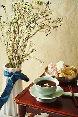 포토 JPG 스튜디오촬영 명절 한식 음식 실내 사람없음 꽃병 나뭇가지 명절음식 다과 한지배경 수정과 국내포토 나무 전통 기념일 꽃 음료 백그라운드 디저트 내부 전통차 파일형식