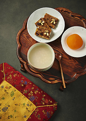 포토 JPG 스튜디오촬영 명절 한식 음식 검은배경 실내 방석 사람없음 하이앵글 숟가락 명절음식 식혜 홍시 약밥 약식 플랫레이 국내포토 전통 기념일 음료 뷰포인트 백그라운드 밥 수저 감 내부 검은색 플랫 전통차 파일형식