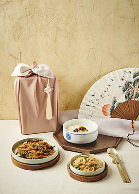 포토 JPG 스튜디오촬영 명절 한식 음식 수저 실내 사람없음 보자기 노리개 떡국 명절음식 전통부채 한지배경 나물무침 잡채 명절선물 국내포토 전통 식기 기념일 백그라운드 전통소품 선물 내부 전통음식 부채 무침 파일형식 천_직물