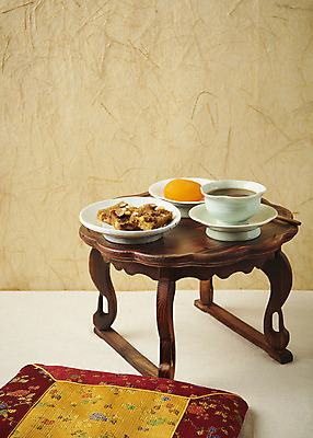 포토 JPG 스튜디오촬영 명절 한식 음식 실내 방석 사람없음 명절음식 다과 한지배경 홍시 수정과 약밥 약식 국내포토 전통 기념일 음료 백그라운드 밥 디저트 감 내부 전통차 파일형식