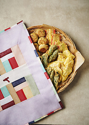 포토 JPG 스튜디오촬영 명절 한식 음식 회색배경 실내 사람없음 하이앵글 추석 보자기 명절음식 모듬전 색동천 국내포토 전통 기념일 뷰포인트 백그라운드 내부 회색 전 파일형식 천_직물