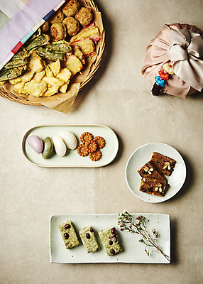 포토 JPG 스튜디오촬영 명절 한식 음식 회색배경 실내 사람없음 하이앵글 추석 보자기 송편 명절음식 약과 모듬전 약밥 약식 전통다과 콩떡 플랫레이 명절선물 국내포토 전통 기념일 뷰포인트 백그라운드 밥 떡 선물 내부 회색 전통음식 플랫 전 다과 파일형식 천_직물