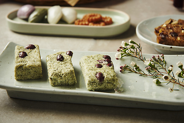 포토 JPG 스튜디오촬영 명절 꽃 한식 음식 회색배경 실내 사람없음 송편 명절음식 약과 다과 약밥 약식 전통다과 콩떡 국내포토 식물 전통 기념일 백그라운드 밥 디저트 떡 내부 회색 전통음식 파일형식