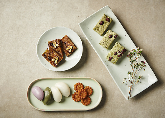 포토 JPG 스튜디오촬영 명절 꽃 한식 음식 회색배경 실내 사람없음 하이앵글 송편 명절음식 약과 다과 약밥 약식 전통다과 콩떡 플랫레이 국내포토 식물 전통 기념일 뷰포인트 백그라운드 밥 디저트 떡 내부 회색 전통음식 플랫 파일형식