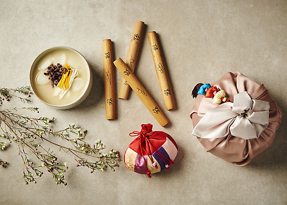 포토 JPG 스튜디오촬영 명절 꽃 한식 음식 회색배경 복주머니 실내 사람없음 하이앵글 보자기 윷 떡국 명절음식 플랫레이 명절선물 국내포토 식물 전통 기념일 뷰포인트 백그라운드 전통소품 선물 내부 회색 전통음식 플랫 윷놀이 파일형식 천_직물