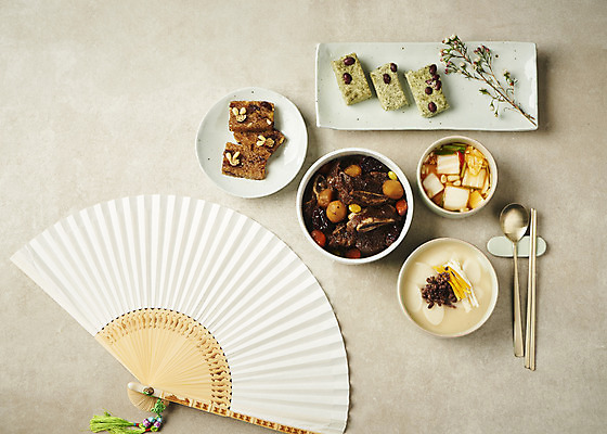 포토 JPG 스튜디오촬영 명절 꽃 한식 음식 회색배경 수저 실내 사람없음 하이앵글 떡국 물김치 명절음식 전통부채 갈비찜 약밥 약식 콩떡 플랫레이 국내포토 식물 전통 식기 기념일 뷰포인트 백그라운드 밥 김치 떡 내부 회색 전통음식 부채 플랫 찜 갈비 파일형식