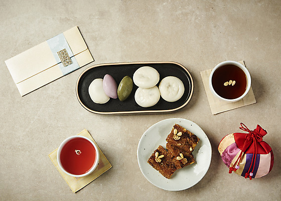 포토 JPG 스튜디오촬영 명절 한식 음식 회색배경 복주머니 실내 사람없음 하이앵글 송편 명절음식 다과 돈봉투 수정과 약밥 약식 플랫레이 국내포토 전통 기념일 음료 뷰포인트 백그라운드 밥 디저트 봉투 떡 전통소품 내부 회색 플랫 전통차 파일형식