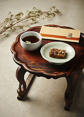 포토 JPG 스튜디오촬영 명절 한식 음식 회색배경 실내 사람없음 명절음식 다과 돈봉투 수정과 약밥 약식 국내포토 전통 기념일 음료 백그라운드 밥 디저트 봉투 내부 회색 전통차 파일형식