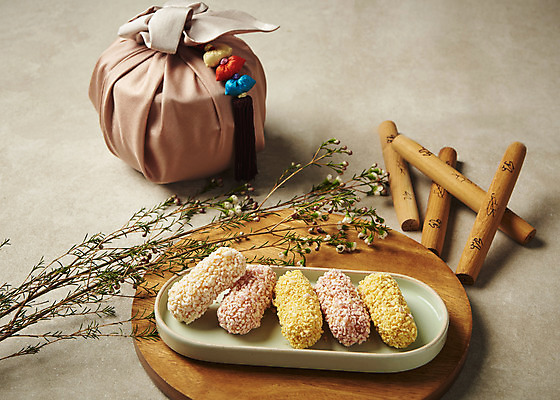 포토 JPG 스튜디오촬영 명절 한식 음식 회색배경 실내 사람없음 추석 나뭇가지 보자기 윷 한과 명절음식 전통다과 명절선물 국내포토 나무 전통 기념일 백그라운드 디저트 선물 내부 회색 전통음식 윷놀이 다과 파일형식 천_직물