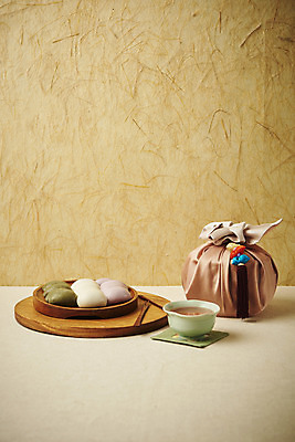 포토 JPG 스튜디오촬영 명절 한식 음식 포크 실내 사람없음 보자기 차 송편 명절음식 다과 한지배경 명절선물 국내포토 전통 식기 기념일 음료 백그라운드 디저트 떡 선물 내부 파일형식 천_직물