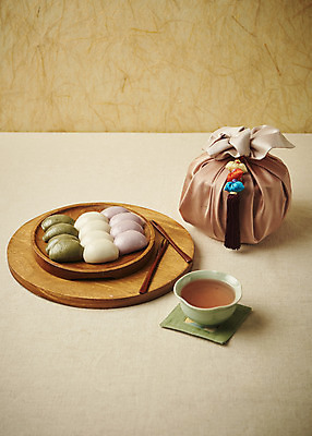 포토 JPG 스튜디오촬영 명절 한식 음식 포크 실내 사람없음 추석 보자기 차 송편 명절음식 다과 한지배경 명절선물 국내포토 전통 식기 기념일 음료 백그라운드 디저트 떡 선물 내부 파일형식 천_직물