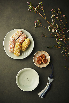 포토 JPG 스튜디오촬영 접시 명절 한식 음식 검은배경 실내 사람없음 하이앵글 나뭇가지 노리개 한과 명절음식 약과 다과 전통다과 플랫레이 국내포토 나무 전통 식기 기념일 뷰포인트 백그라운드 디저트 전통소품 내부 검은색 전통음식 플랫 파일형식