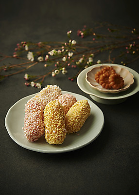 포토 JPG 스튜디오촬영 접시 명절 한식 음식 검은배경 실내 사람없음 아웃포커스 추석 나뭇가지 한과 명절음식 약과 다과 전통다과 국내포토 나무 전통 식기 기념일 백그라운드 디저트 촬영기법 내부 검은색 전통음식 파일형식