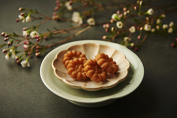 포토 JPG 스튜디오촬영 접시 명절 한식 음식 검은배경 실내 사람없음 하이앵글 추석 나뭇가지 명절음식 약과 전통다과 국내포토 나무 전통 식기 기념일 뷰포인트 백그라운드 내부 검은색 전통음식 다과 파일형식