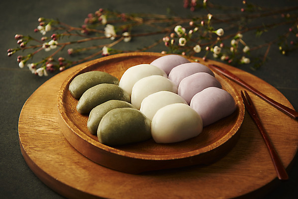 포토 JPG 스튜디오촬영 접시 명절 한식 음식 포크 검은배경 실내 사람없음 추석 나뭇가지 송편 명절음식 국내포토 나무 전통 식기 기념일 백그라운드 떡 내부 검은색 파일형식