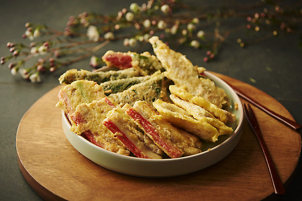 포토 JPG 스튜디오촬영 접시 명절 한식 음식 포크 검은배경 실내 사람없음 추석 나뭇가지 명절음식 모듬전 국내포토 나무 전통 식기 기념일 백그라운드 내부 검은색 전 파일형식