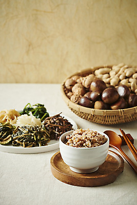 포토 JPG 스튜디오촬영 명절 한식 수저 실내 사람없음 밤 나물 땅콩 정월대보름 명절음식 부럼 한지배경 도라지 오곡밥 취나물 국내포토 전통 식기 기념일 음식 백그라운드 채소 밥 내부 견과류 파일형식