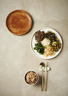 포토 JPG 스튜디오촬영 접시 명절 한식 회색배경 수저 실내 사람없음 하이앵글 전통음식 나물 정월대보름 명절음식 도라지 오곡밥 취나물 플랫레이 국내포토 전통 식기 기념일 음식 뷰포인트 백그라운드 채소 밥 내부 회색 플랫 파일형식