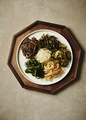 포토 JPG 스튜디오촬영 명절 한식 회색배경 사람없음 하이앵글 전통음식 나물 정월대보름 명절음식 고사리 도라지 시래기 취나물 플랫레이 국내포토 전통 기념일 음식 뷰포인트 백그라운드 채소 실내 회색 플랫 파일형식