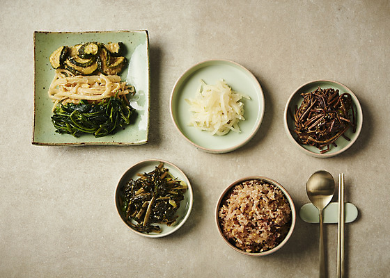 포토 JPG 스튜디오촬영 명절 한식 회색배경 수저 사람없음 하이앵글 전통음식 나물 정월대보름 명절음식 시금치 고사리 오곡밥 플랫레이 국내포토 전통 식기 기념일 음식 뷰포인트 백그라운드 채소 밥 실내 회색 플랫 파일형식