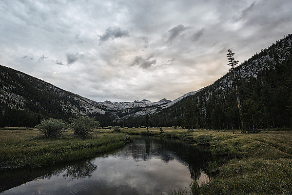 포토 JPG 해외이미지 나무 구름 하늘 산 풍경 사람없음 야외 강 미국 캘리포니아 요세미티국립공원 해외202004 해외202105 해외포토 자연요소 식물 북아메리카 국립공원 파일형식