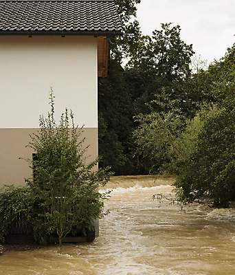 포토 JPG 해외이미지 거리 아파트 사람없음 건물 환경 도시 위험 홍수 지구온난화 연립주택 슬로베니아 해외202004 해외포토 건축물 유럽 컨셉 주택 자연재해 기후변화 파일형식