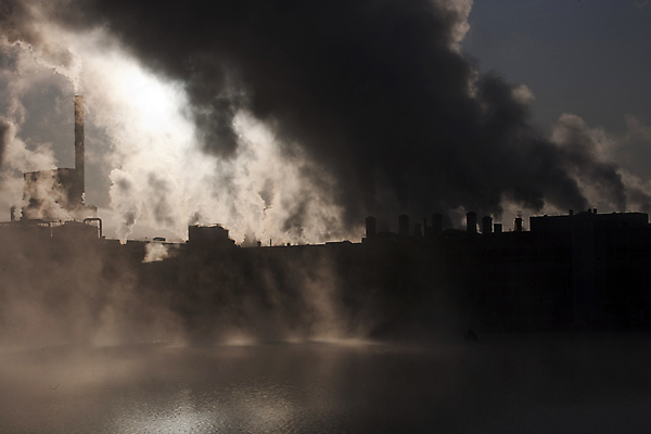 포토 JPG 해외이미지 구름 호수 공장 하늘 굴뚝 사람없음 건물 일출 새벽 오염 연기 지구온난화 배기가스 해외202004 해외포토 자연요소 건축물 공업 노을 기후변화 파일형식