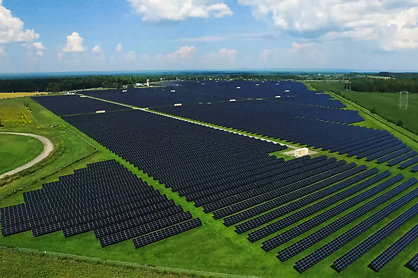 포토 JPG 해외이미지 하늘 풍경 사람없음 야외 여름 환경 사각형 맑음 에코 친환경 태양에너지 집열판 해외202004 해외포토 도형 계절 날씨 그린에너지 파일형식