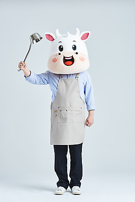 포토 JPG 스튜디오촬영 전신 남자 회색배경 새해 실내 한명 서기 들기 성인 앞모습 30대 앞치마 한국인 소띠 국자 소캐릭터 동물탈 인형탈 성인남자한명만 2021년 소상공인 국내포토 직업 1 뷰포인트 동물캐릭터 백그라운드 모션 주방용품 사람 동양인 내부 장년 경제 회색 십이지신 소 상인 연도 탈 남자한명만 성인남자만 파일형식