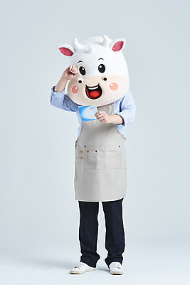 포토 JPG 스튜디오촬영 전신 남자 회색배경 새해 실내 한명 서기 들기 성인 앞모습 30대 앞치마 한국인 소띠 통장 닦기 소캐릭터 동물탈 인형탈 성인남자한명만 2021년 소상공인 국내포토 직업 1 뷰포인트 동물캐릭터 백그라운드 모션 사람 동양인 내부 장년 금융 경제 회색 십이지신 소 상인 연도 탈 남자한명만 성인남자만 파일형식