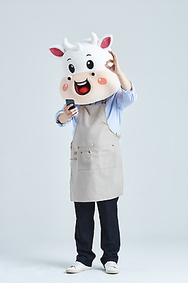 포토 JPG 스튜디오촬영 전신 남자 회색배경 새해 실내 한명 서기 들기 성인 앞모습 30대 스마트폰 앞치마 한국인 소띠 OK 소캐릭터 동물탈 인형탈 성인남자한명만 2021년 소상공인 국내포토 직업 1 뷰포인트 동물캐릭터 백그라운드 모션 사람 동양인 손짓 내부 장년 경제 핸드폰 스마트기기 회색 십이지신 소 상인 연도 탈 남자한명만 성인남자만 파일형식